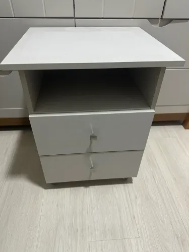 Oportunidade: mesa de escritório em MDF e criado com duas gavetas