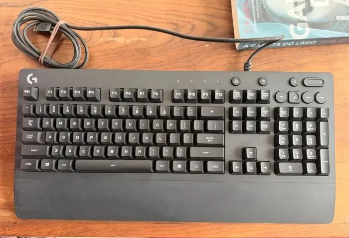 Teclado Gamer Logitech G213 com Layout ABNT2 RGB