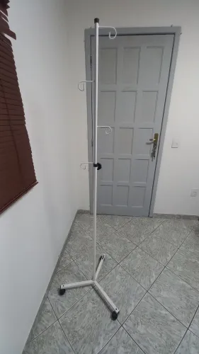 Vendo suporte para soro com Regulagem de altura , rodinhas.