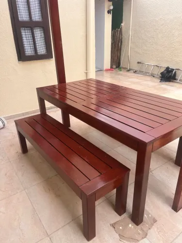 Mesa e dois bancos de madeira rústicos