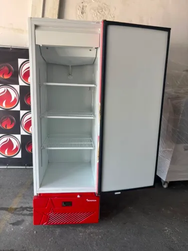Cervejeira vertical industrial porta cega220 volts 569 litros marca FRICON