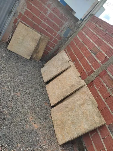 VENDO 8 UND. PEDRA DE CASTELO .