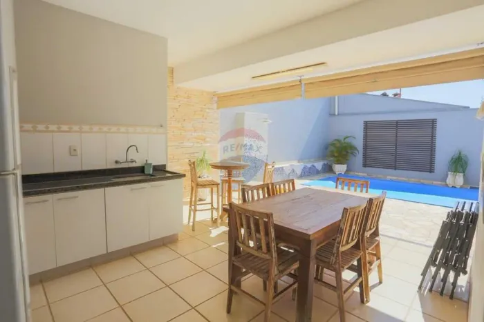 À Venda, casa mobiliada com piscina, área gourmet e 2 suítes com closet