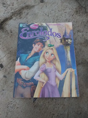 Álbum de figurinhas enrolados