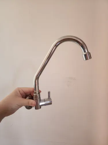 Torneira inox (não é de plástico)