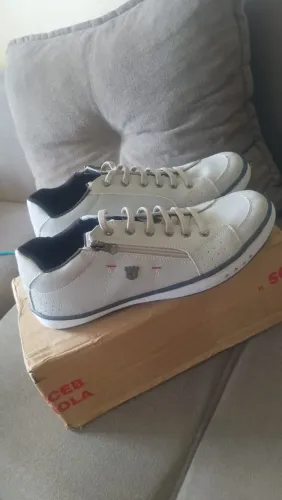Vende-se um sapato novo