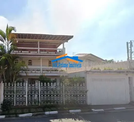 Casa com 4 quartos sendo 3 Suítes e 3 Vagas de Garagem.