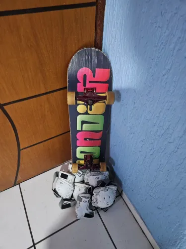 Skate com todos itens de proteção joelheira cotovelheira e munhequeira