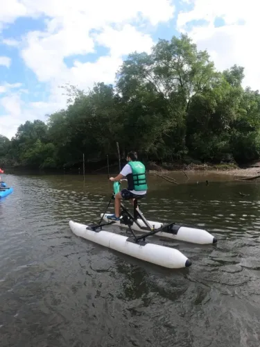 Bicicleta aquática e boias aquáticas