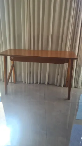 Mesa de escritório com gaveta