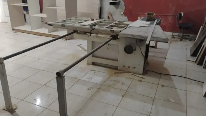 Serra esquadrejadeira de bancada
