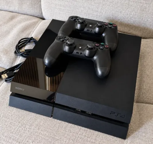 PLAYSTATION 4 (PS4 FAT) + 2 CONTROLES