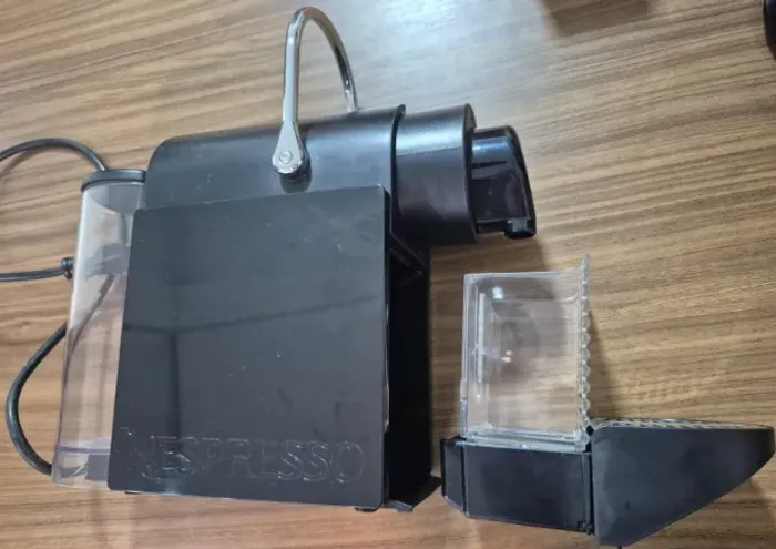 Cafeteira Nespresso C60C | Espresso por Cápsulas | Semi-Nova 