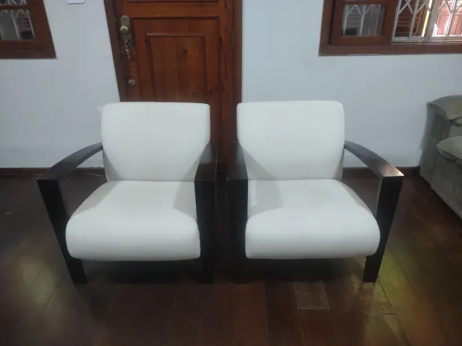Poltronas de madeira maciça em linho.