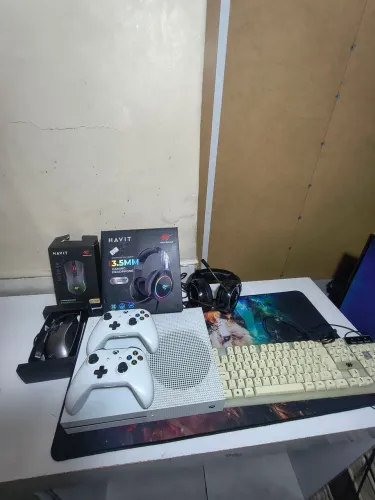 xbox one s com 2 controles + kit gamer