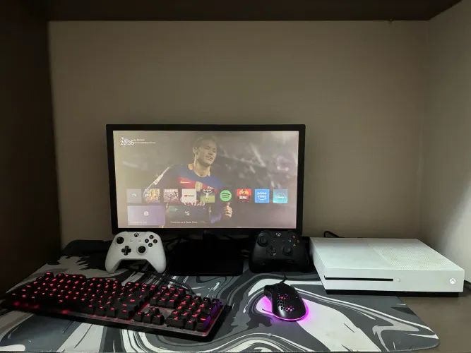 XBOX ONE S + MONITOR 75hz + DOIS CONTROLES + TECLADO E MOUSE + MOUSE PAD (78cm) + FONE QKZ