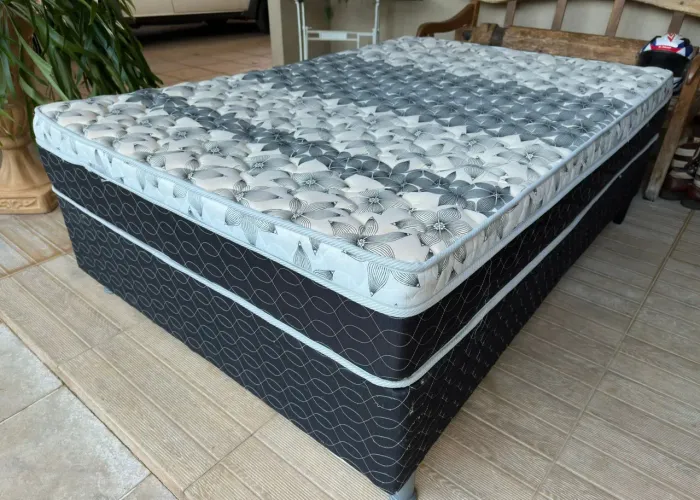 Cama box de viúva novinha 