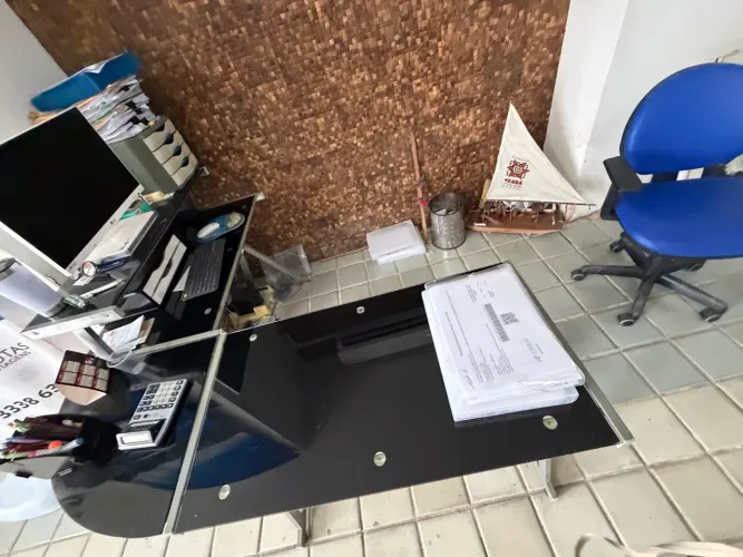 MESA EM AÇO E EM L PARA ESCRITÓRIO COM VIDRO