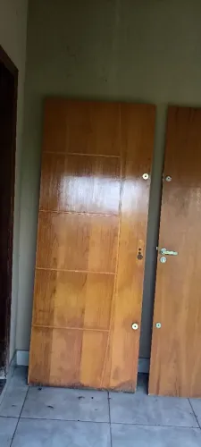 Duas Portas de madeira 80cm / 2,10mt por 300,00