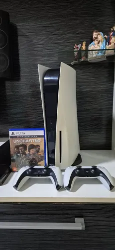 Playstation 5 com 2 Controles + 1 Jogo (Usado)