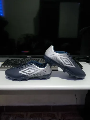 Vendo Chuteira Umbro Campo