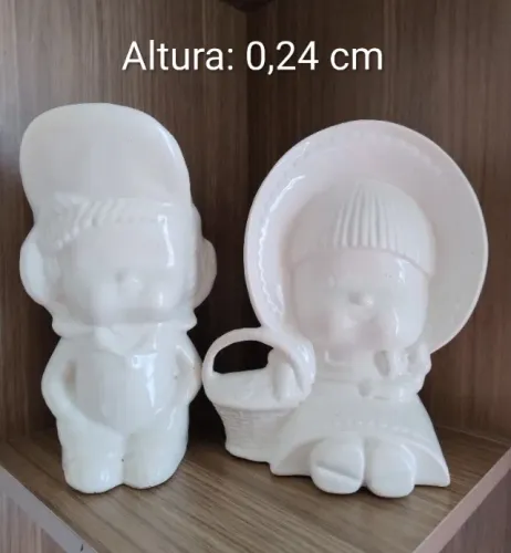 Par de bibelôs em porcelana branca. Podem ser usados como abajur.