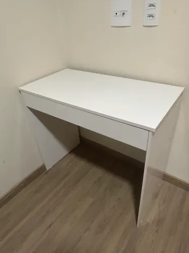 Escrivaninha com gaveta de 90cm por 45cm, com 80cm de altura