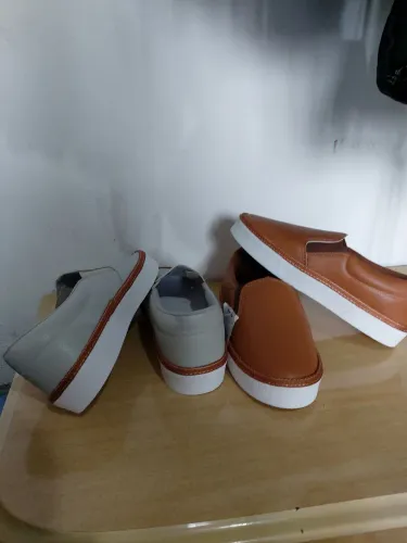 Sapatos Novos os dois por 100