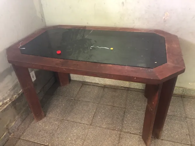 Mesa com tampo de vidro