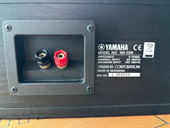 Caixa central Yamaha NS C55