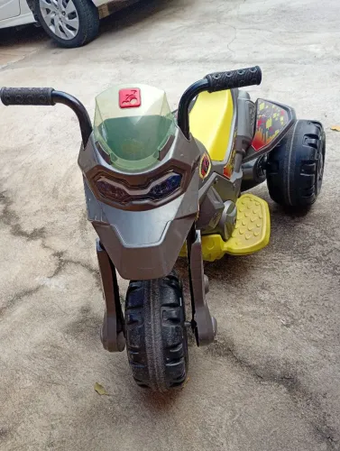 Moto elétrica menino