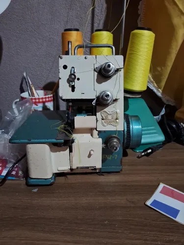 Máquina overlok de mesa fnz7
