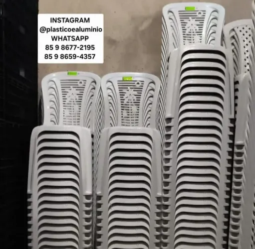 Cadeiras de plástico novas