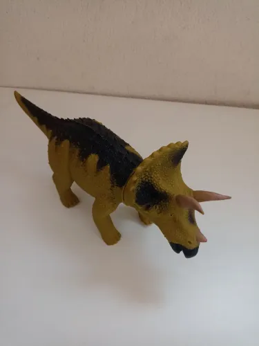 Dinossauro triceratopo 35cm com som