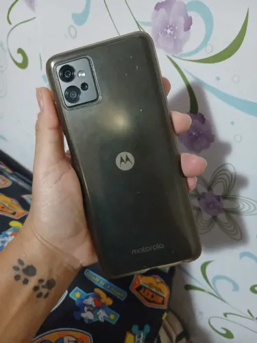 Vendo celular Motorola 32.. em ótimo estado vai com carregador e fone de ouvido o valor é
