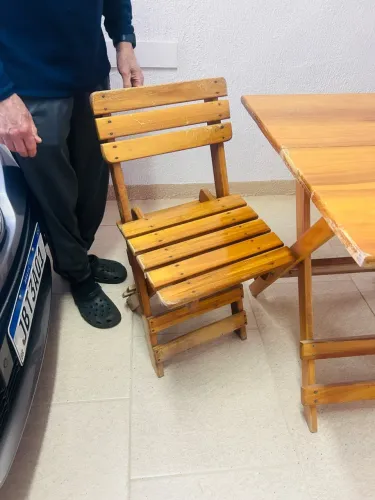 Mesa com 4 cadeiras dobráveis