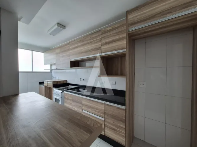 Apartamento com 02 quartos, sendo 01 suíte no bairro Santo Antônio.