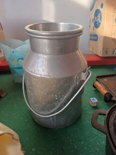 Tambor de leite de alumínio antigo