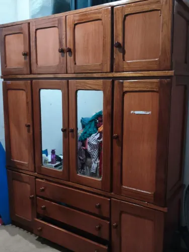 Vende-se 1 Guarda roupa de madeira de 4 portas