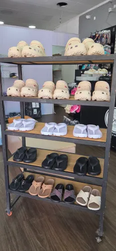 Prateleira de ferro com rodinhas bom estado