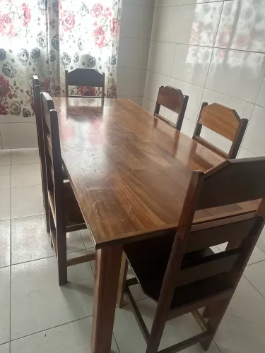 Mesa com 6 cadeiras