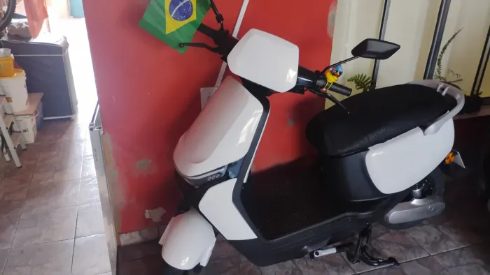 Moto elétrica modelo AURAzem