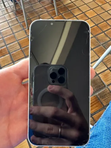 iPhone 16e