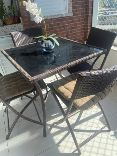 Conjunto de mesa (tampo de vidro) e cadeiras fibra sintética