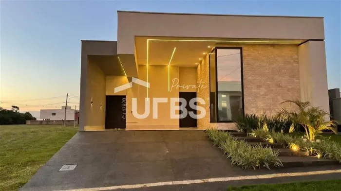 Vendo casa térrea no Jardins Nápoles, 4 quartos e 3 suítes
