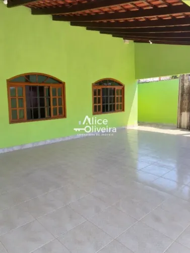 Casa à Venda com 3 quartos, 2 banheiros, 3 vagas e 200m² por R$ 330.000
