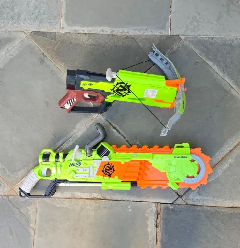 ?Kit Nerf Zombie Strike 2 Armas - Motosserra Brainsaw + Besta