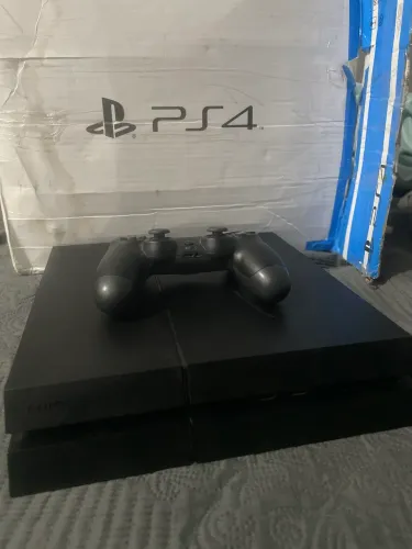 Playstation 4 com 6 jogos em mídia digital