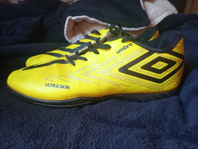 Chuteira umbro amarela 