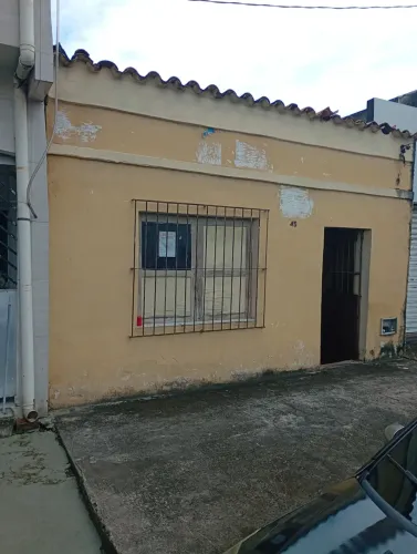 Terreno med. 5,50 x 60,00 na Tv. 14 de Março, entre M. Evaristo e J. Pio.